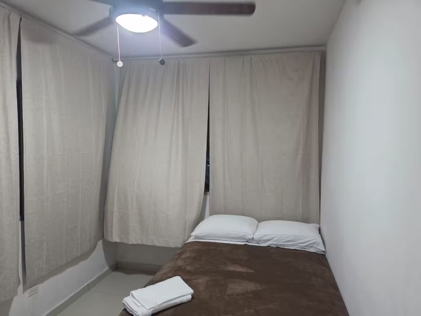 Habitación con cama queen