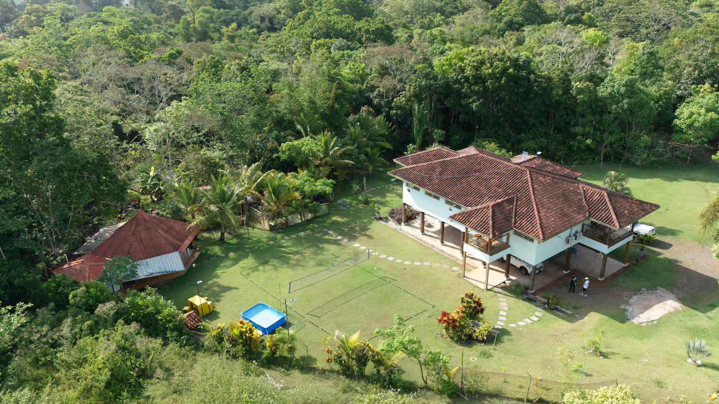 Finca Los Caobos y sus amplios jardines vistos desde el aire