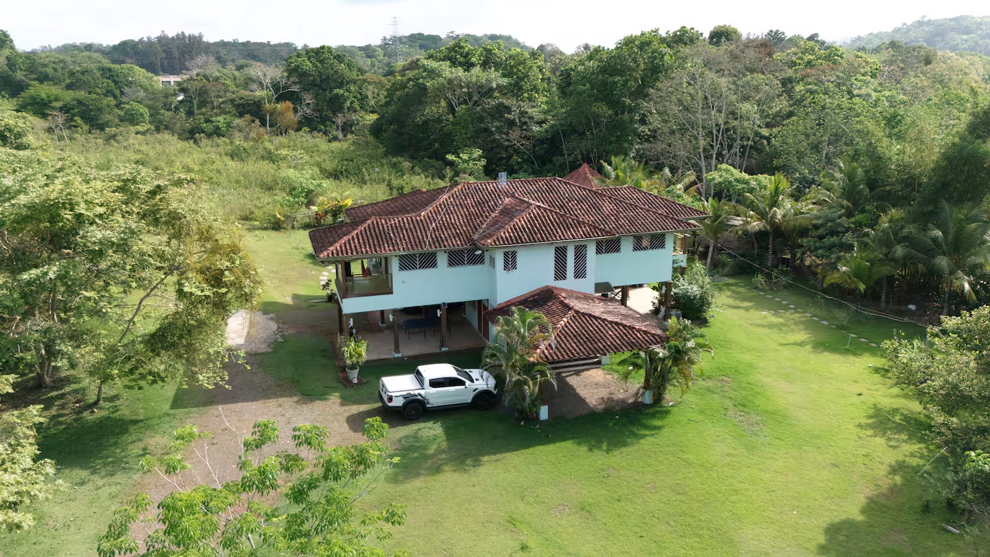 Vista aérea de Finca Los Caobos rodeada de naturaleza